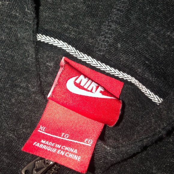 Black nike zip up - Picture 3 of 4